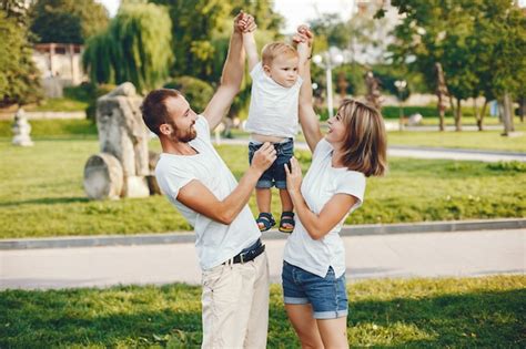 Familia Con Hijo Jugando En Un Parque De Verano Foto Gratis
