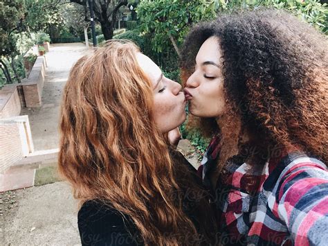 Girls Kissing For Selfie Del Colaborador De Stocksy Guille Faingold Stocksy