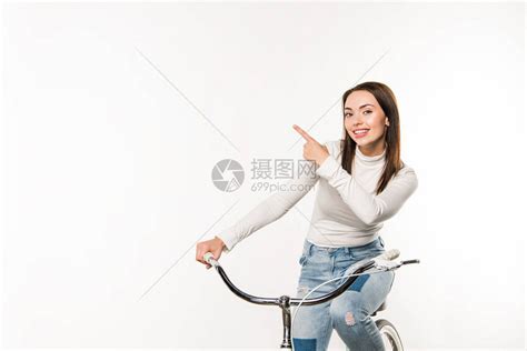 妇女坐在自行车上指着一些孤立在高清图片下载 正版图片503367340 摄图网