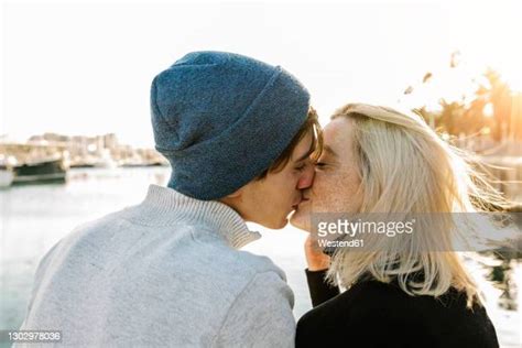 Two Blondes Kissing Photos Et Images De Collection Getty Images