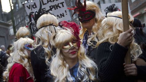Amsterdam Les Prostituées Manifestent Contre La Fermeture Des Vitrines Linfore Monde Europe
