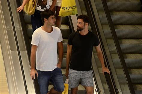 cauã reymond passeia com o irmão pavel e mostra que a beleza é de família