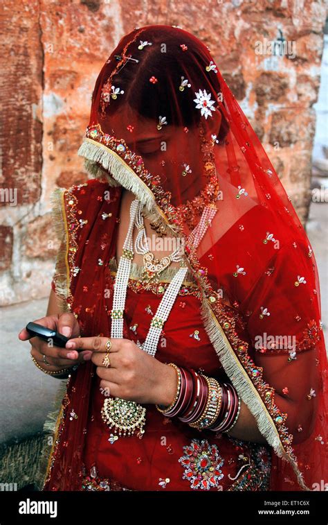 Rajasthani Marwari Frau In Traditioneller Kleidung Hält Mobile Jodhpur Rajasthan Indien Nicht