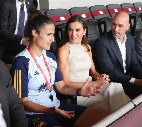 Letizia Capitana Su Arenga A Las Futbolistas De La Roja