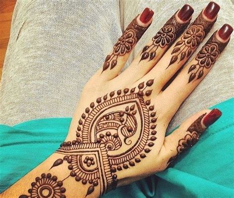 Lukisan henna bukan hanya mudah dan nyaman diaplikasikan, metode ini juga tak haram bagi kamu yang beragama islam. Gambar Henna Tangan Cantik Lagi Viral Terbaru