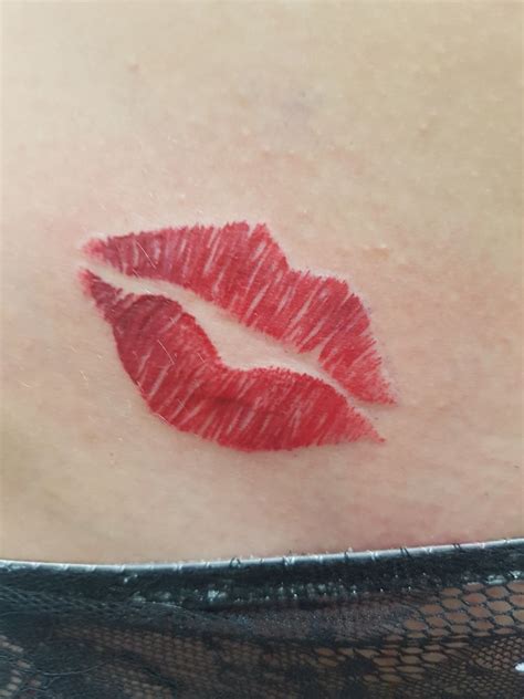 kiss tattoo kussmund tattoo kiss me kussmund tattoo kiss tattoos tattoo hals