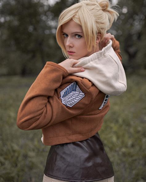 Modelo Evenink Fez Um Ousado Cosplay De Annie De Attack On Titan Critical Hits