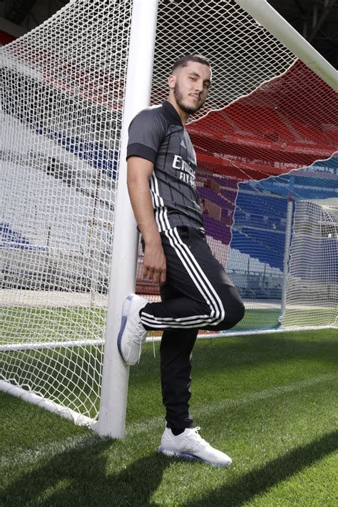 Xherdan shaqiri is headed to olympique lyonnais after liverpool reportedly accepted its improved second offer for the swedish international. Olympique Lyon uitshirt 2020-2021 - Voetbalshirts.com