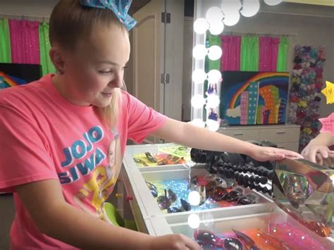 Kinder zimmer ideen jojo siwa schleifen stirnbänder haarbögen niedlich. Die 16-jährige Youtuberin Jojo Siwa zeigt ihre neue ...