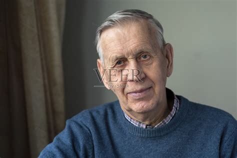 一个英俊，快乐的老人的肖像，80岁，微笑。照片摄影图片id358437227 Veer图库