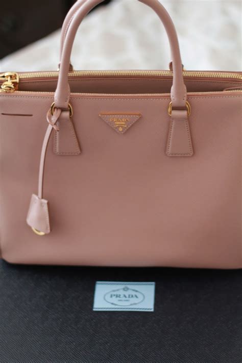 Последние твиты от prada (@prada). PRADA SAFFIANO LUX: REVIEW | Sweet September