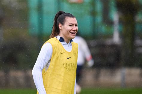 Ramona Bachmann Très Heureuse De Continuer Ici Paris Saint Germain