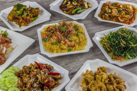 Kaum keluarga akan makan besar dengan masakan tradisi seperti daging itik, daging salai, sosej,kuih pulut,dan limau mandarin. 5 Restoran Cina Halal Di Kuala Lumpur Untuk Makan Besar ...
