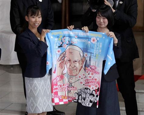 ▼ pope francis receiving the happi. Pope Francis Japan Jacket - On The Trail Of The Pope In ...