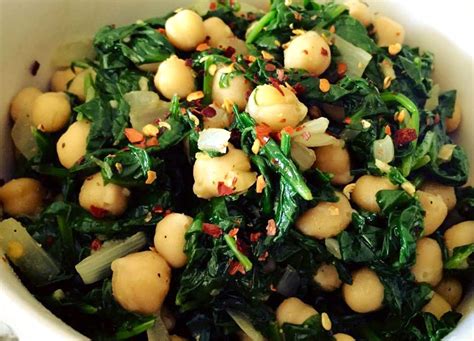 En una sartén, freír la cebolla y el ajo picado finamente, cuando el sofrito esté bien dorado, se agrega a los garbanzos con las espinacas. Receta de ensalada de espinacas con garbanzos | Recetas ...
