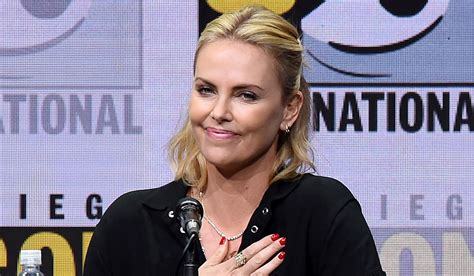 Charlize Theron Talks About Gender Pay Gap At Comic Con 2017 Comic Con Charlize Theron Just