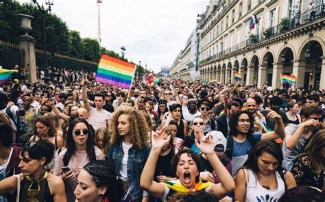marche des fiertés à paris les manifestants réclament la pma pour toutes le parisien
