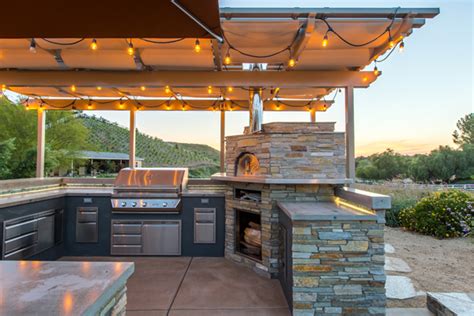 Outdoor Kitchen With Pizza Oven