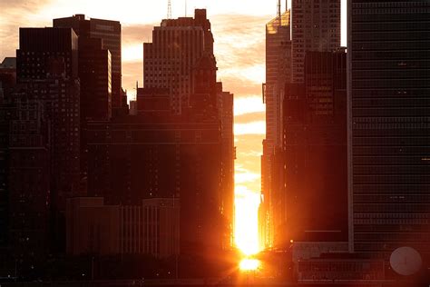 Miles Disfrutan De Manhattanhenge En Nueva York La Opinión