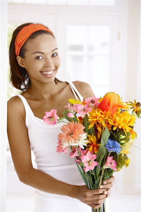 Femme Avec Le Bouquet Des Fleurs Sauvages De Lupin Image Stock Image