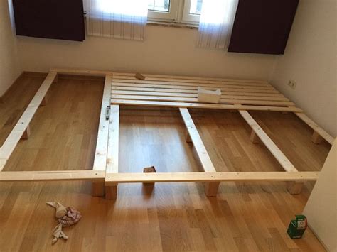 Selbst gebautes familienbett 300x200 cm aus pressplatten, unterbau bestehend aus paletten, mit. Bauanleitung für ein Familienbett | Familienbett ...
