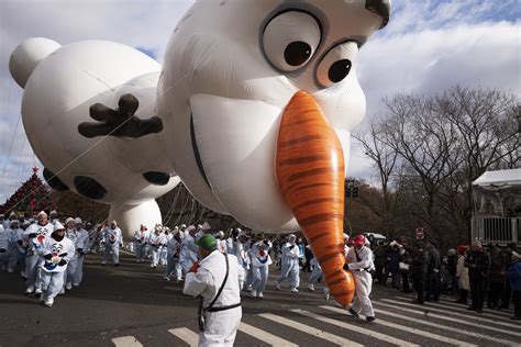 The Latest Winds Dont Stop Balloons At Nyc Parade