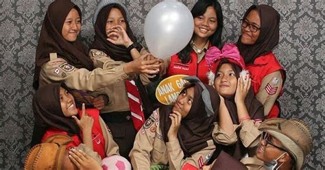 Meskipun pacaran kami tak lama, tapi karena kami sudah berteman sejak lama, maka pada masa pacaran kami sudah pernah saling meraba dan melihat, hanya sebatas itu, paling banter peting. Wahana Pendidikan Bahasa Indonesia: 2 Cerita Cerpen ...