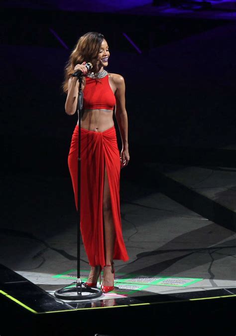 Rihanna Performs During Her Diamonds World Tour In Washington 33 Gotceleb