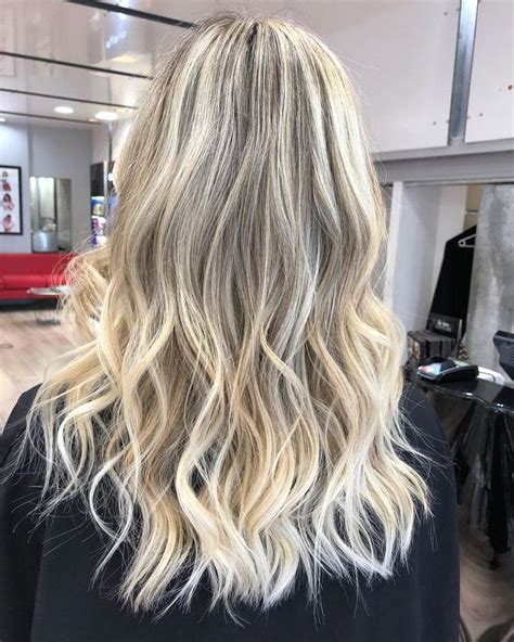 𝐁𝐋𝐎𝐍𝐃 𝐂𝐄𝐍𝐃𝐑𝐄́ → Beaucoup de mèches pour avoir effet blond très clair