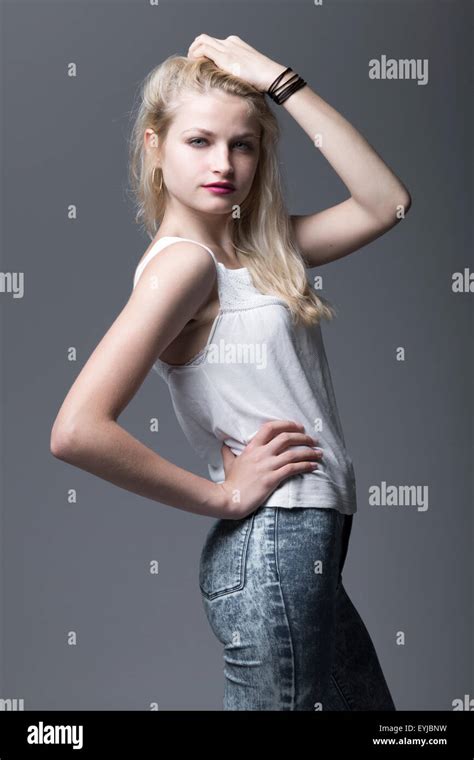 Porträt Eines Russischen Teen Modells Mit Blauen Augen Stockfotografie