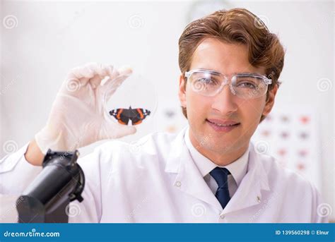 Um Cientista Trabalha Com As Espécies