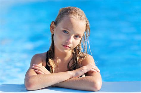 여름에 야외에서 어린 소녀의 초상화 건강한 생활방식에 대한 스톡 사진 및 기타 이미지 건강한 생활방식 귀여운 명랑한 Istock