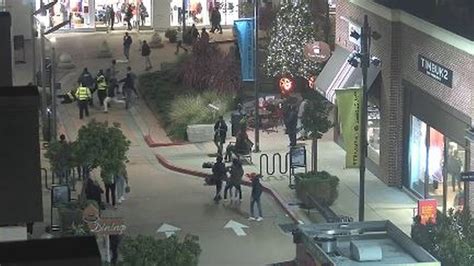 Video Teens Choke Off Duty Cop In Black Friday Mall Brawl Sacramento Bee