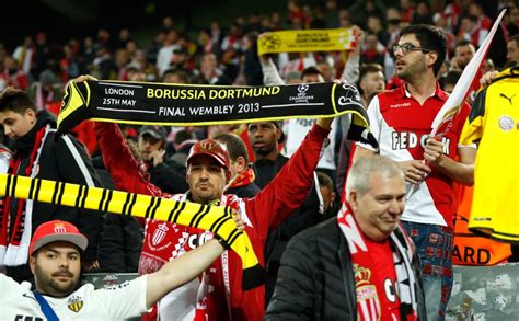 40.000 bvb fans travelled to madrid to support their team, while at camp nou there were only 7.000 bayern fans. Borussia Dortmund Fans Let Traveling Monaco Fans Into ...