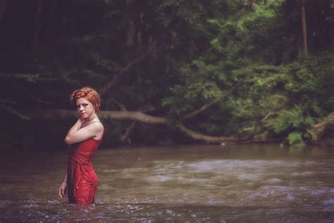 무료 이미지 물 숲 집 밖의 소녀 햇빛 젖은 강 여름 여자 십대 나무 드레스 사진 자세 빨간 머리