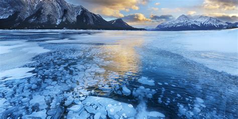 Abraham Lake In Winter Is Gorgeous And Explosive Photos