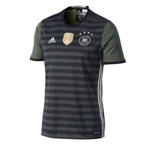 Die fifa und auch die uefa schreiben für die nationalmannschaften vor, dass diese zwei die letzten fußball wm trikots von deutschland sahen wie folgt aus. Das neue DFB-Trikot von Deutschland 2016 | Fussball EM 2016