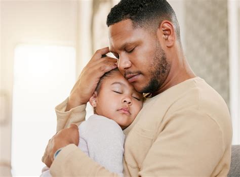 Padre Abrazando A La Hija Dormida Cuidando Al Niño Enfermo Y A La