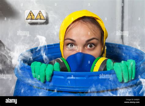 Woman Gas Mask Stockfotos And Woman Gas Mask Bilder Alamy