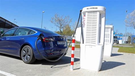 Schnellladenetz für Elektroautos soll zügig ausgebaut werden heise Autos