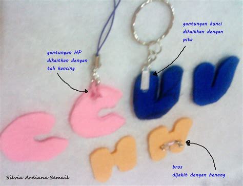 Selesai, sekarang hiasan dari kain flanel bisa kita pajang pada dinding kamar maupun pintu. Cara Membuat Kerajinan Kain Flanel Bentuk Alphabet Huruf
