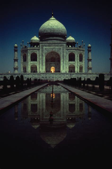 Taj Mahal In India At Night Taj Mahal Famous Landmarks Landmarks