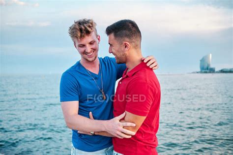 Zwei Schwule Männer Am Strand Von Barcelona An Einem Sommertag — Lächeln Lebensstil Stock