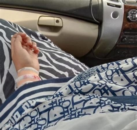Gambar tangan berdarah, gambar tangan berdarah karena cinta, gambar tangan berdarah kena kaca, gambar tangan berdarah di iris silet, tangan wanita muda berusia 32 tahun meninggal karena kanker usus sumber : Asisten Sebut Clara Gopa Coba Bunuh Diri Pakai Silet ...