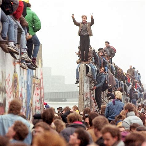 25 Photos For 25 Years The Fall Of The Berlin Wall The Allmyfaves