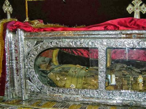 Το ιερό λείψανο του αγίου έμεινε εις την κύπρο τριακόσια έτη μετά τον θάνατο του. Картинки по запросу θαυμα του αγιου σπυριδωνα | Картинки