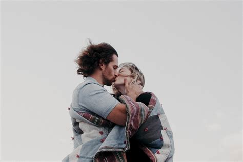 Wallpaper Couple Kiss Love Romance Tenderness Hd Widescreen High Definition Fullscreen