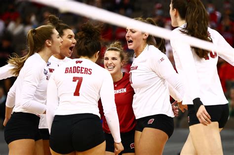Wisconsin Badgers Volleyball Notebook Uw Falls To Texas In Final Four