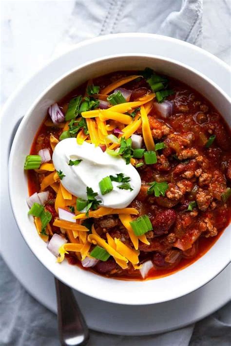 This easy chili recipe features canned beans, ground beef, onions, and tomatoes. Best Ever Classic Chili Recipe | Foodtasia