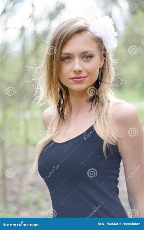 Nat Rlich Sch Ne Junge Blonde Frau In Der Natur Stockfoto Bild Von